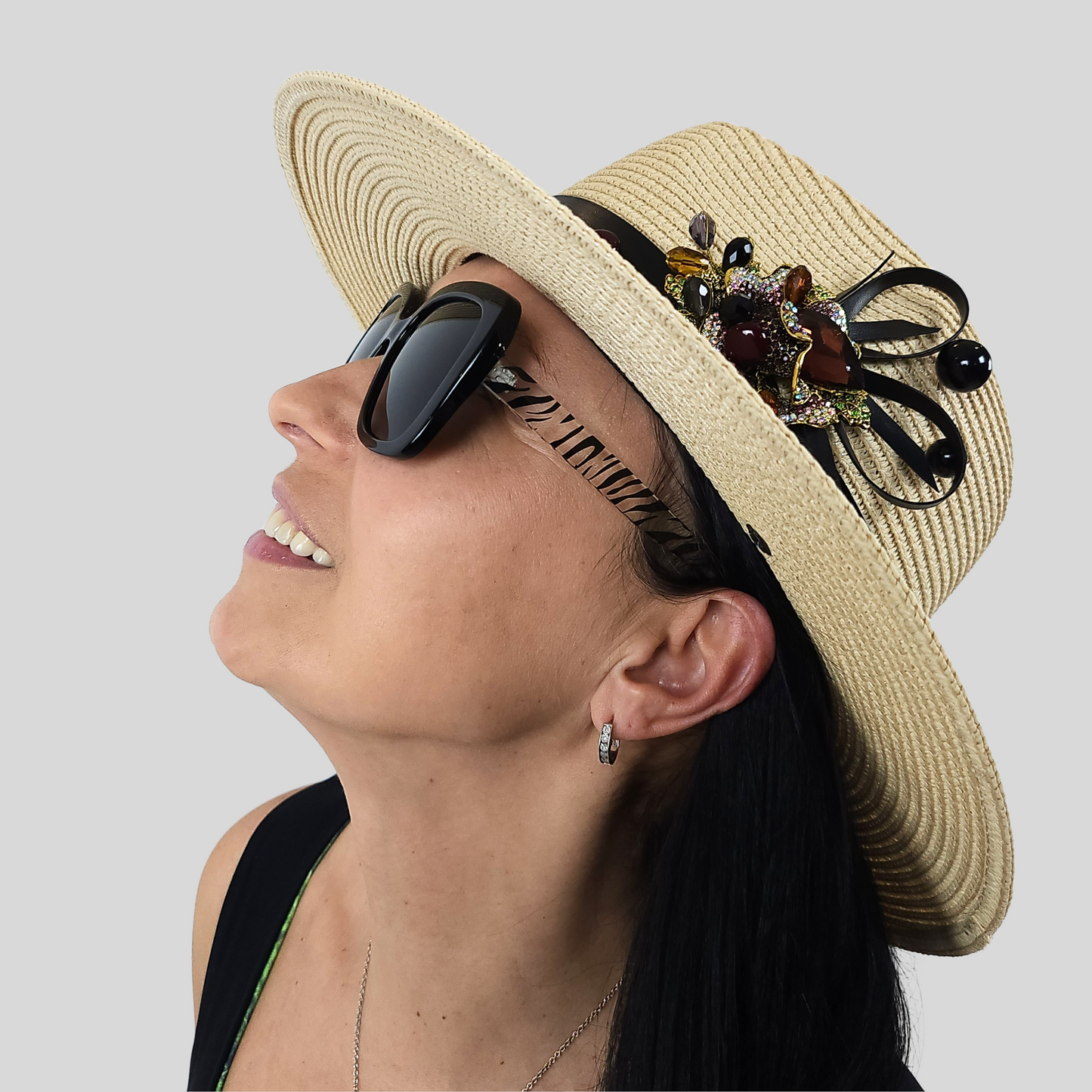 Beige Straw Fedora Hat with Glass Brooch a close-up view of the hat brim 